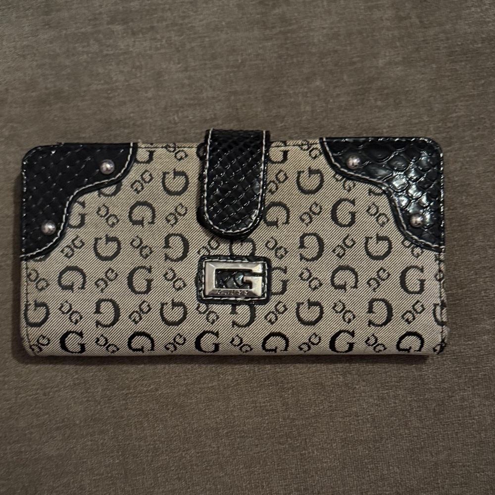 Vintage Black and Beige trifold Guess Wallet